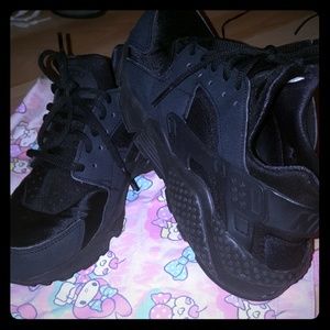 Women's Nike Huarache triple black